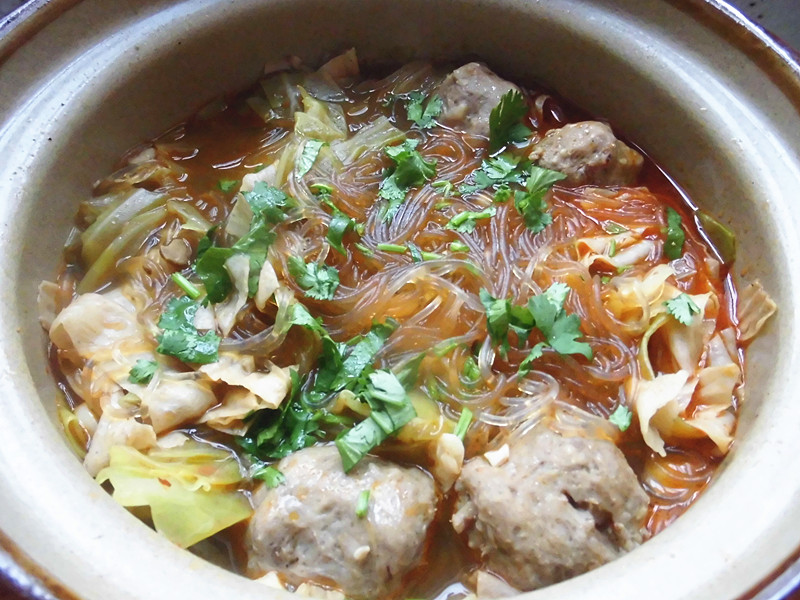 秋季天冷来碗砂锅牛丸粉丝口感劲道食材丰富暖身又暖心