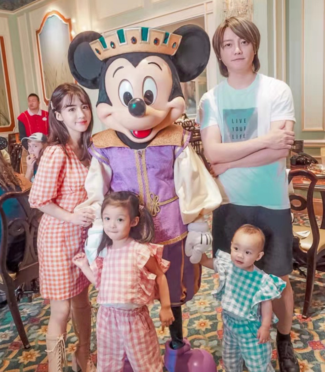 飞儿乐队阿沁的网红老婆在家中遭偷拍,偷拍者是女性家人|飞儿|李汶静