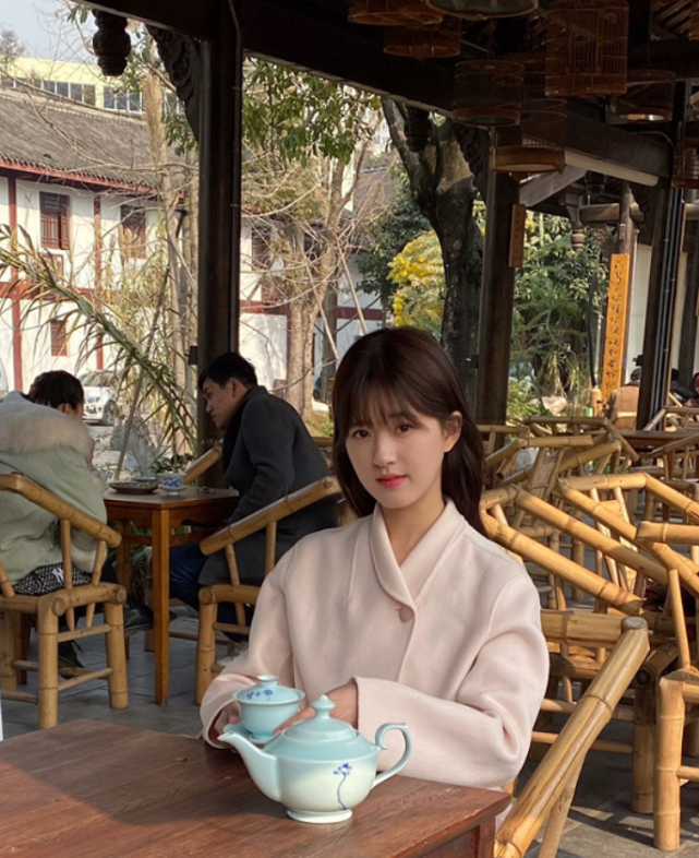 赵露思喝茶被抓拍故意关掉美颜滤镜后这还是初恋女神吗