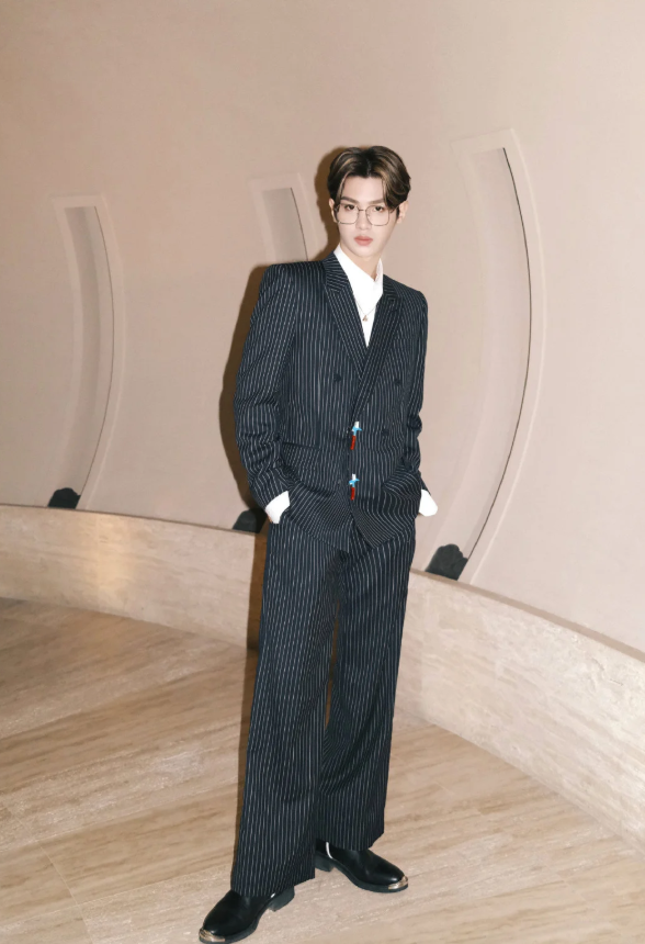 黄明昊晒雨夜街头大片黑白工装风套装出镜聚焦俊逸少年魅力