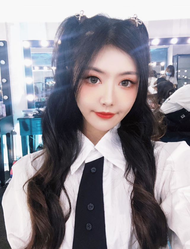 主播吉祥双马尾照曝光,造型清纯美艳,网友直言恋爱了