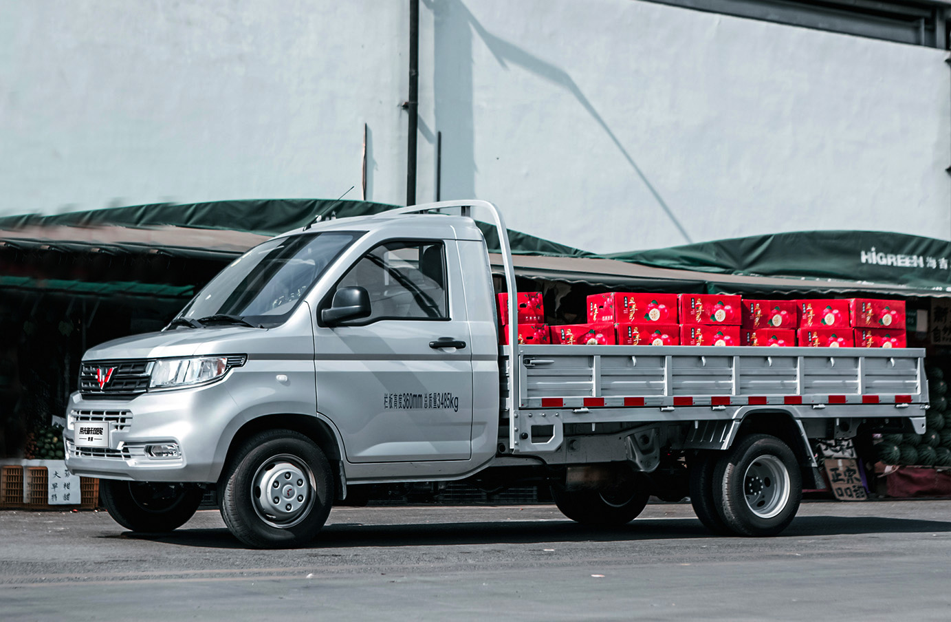 五菱荣光新卡6轮版曝光轴距3米35有气囊带空调18l动力