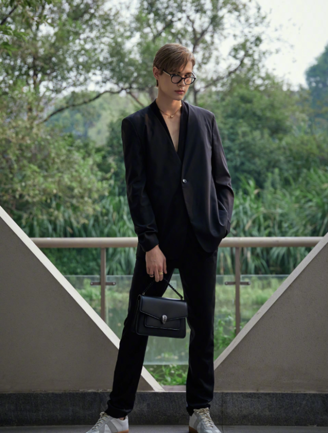 "被迫营业"的利路修,现穿黑西装真空上阵,终于明白为何被出道