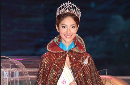 港姐陈凯琳晒性感照!穿薄纱衣身材骨感,戴超大绿宝石耳环显贵气