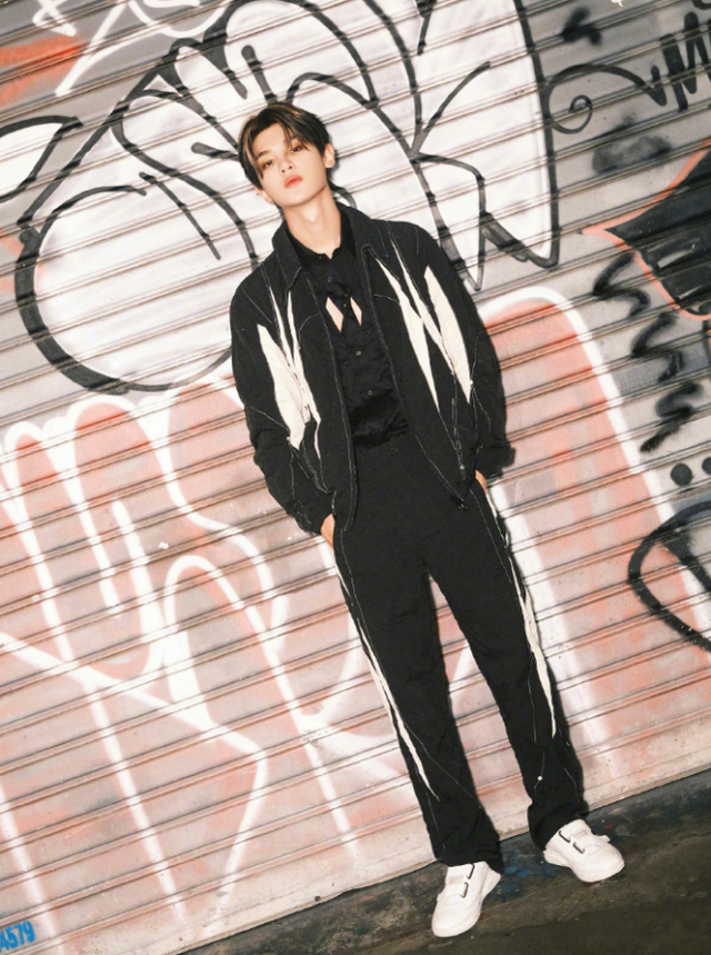 黄明昊晒雨夜街头大片黑白工装风套装出镜聚焦俊逸少年魅力