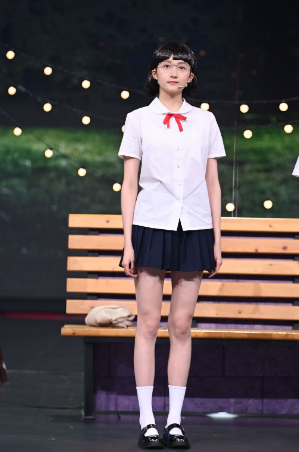 关晓彤为扮嫩大胆挑战jk制服复古发型油到发亮