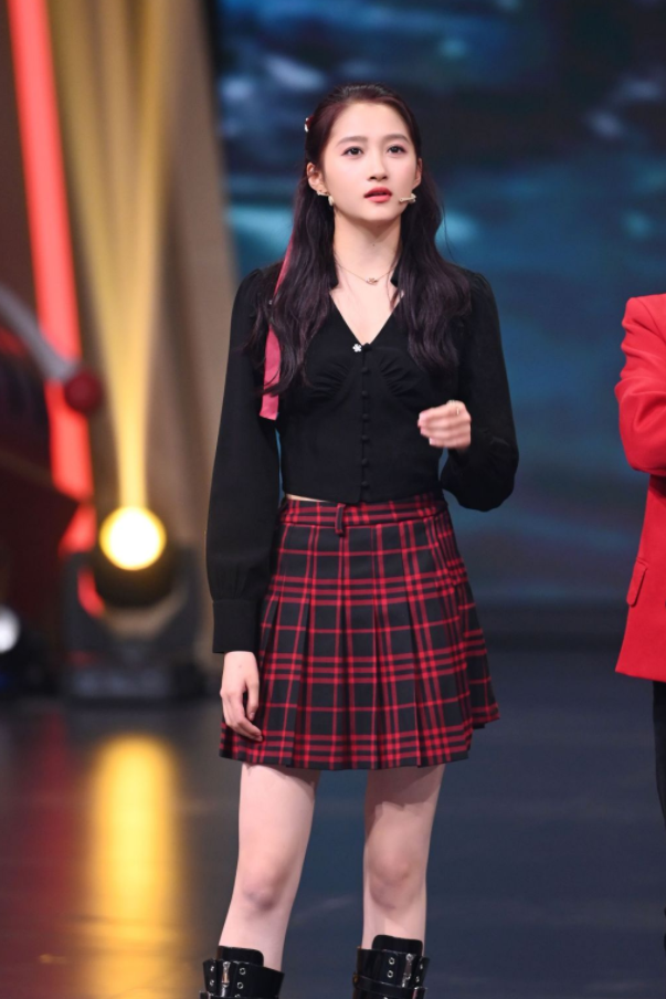 关晓彤为扮嫩大胆挑战jk制服复古发型油到发亮