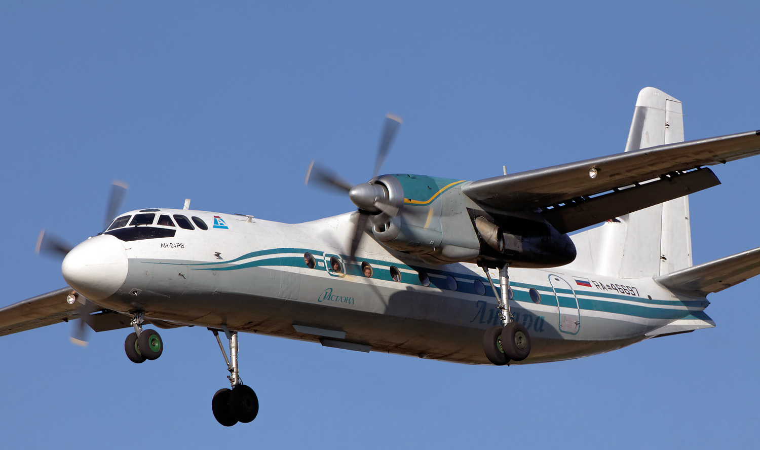 安24运输机被称作航空界常青树依然在许多国家服役