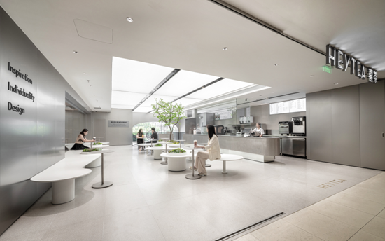 喜茶上海第110家门店正式开业,“悬浮”吧台引人注目休闲区蓝鸢梦想 - Www.slyday.coM 喜茶上海第110家门店正式开业,“悬浮”吧台引人注目休闲区蓝鸢梦想 - Www.slyday.coM