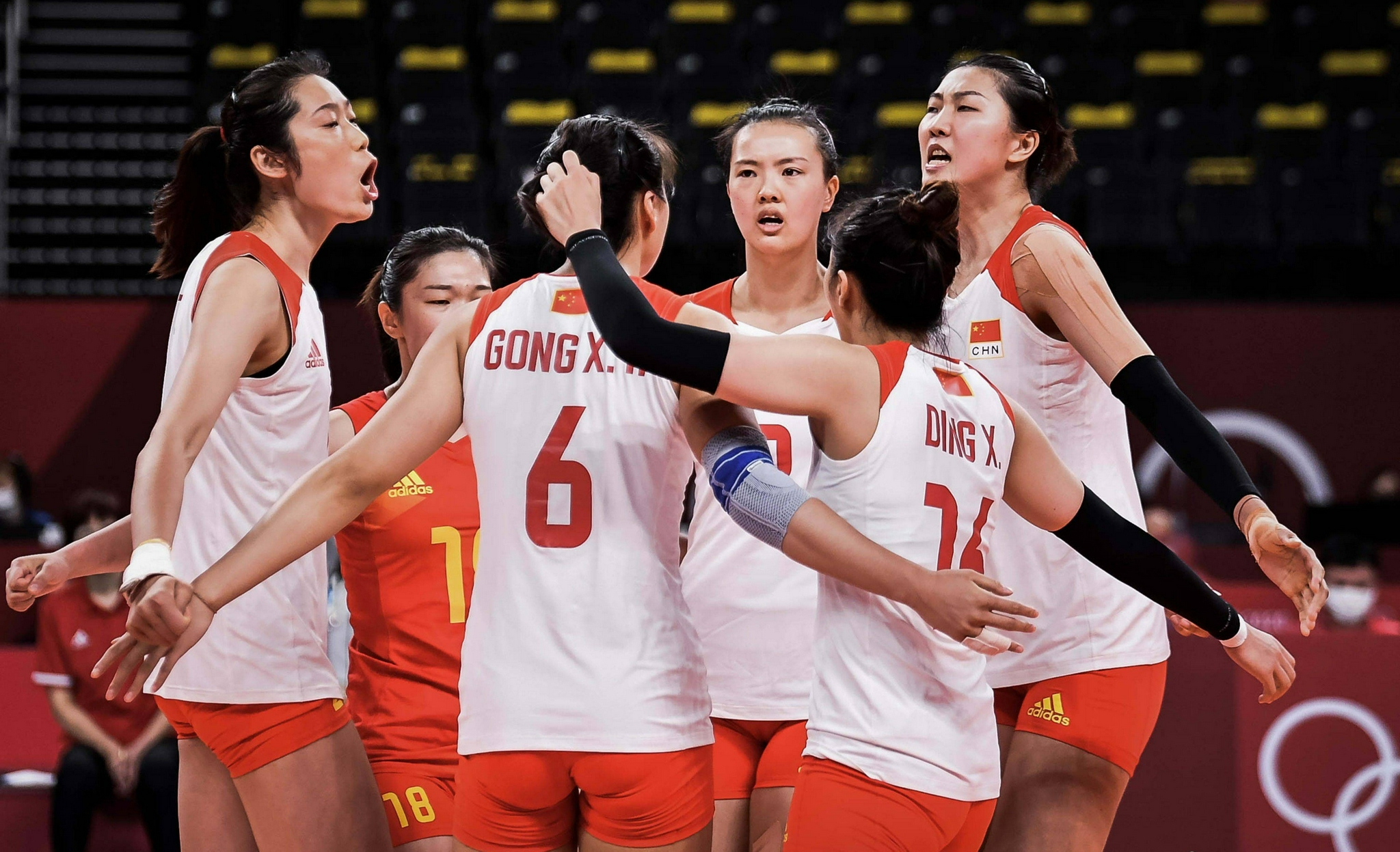 中国女排经历了三个辉煌的阶段,球队并不缺荣誉,也不缺重新站起来的