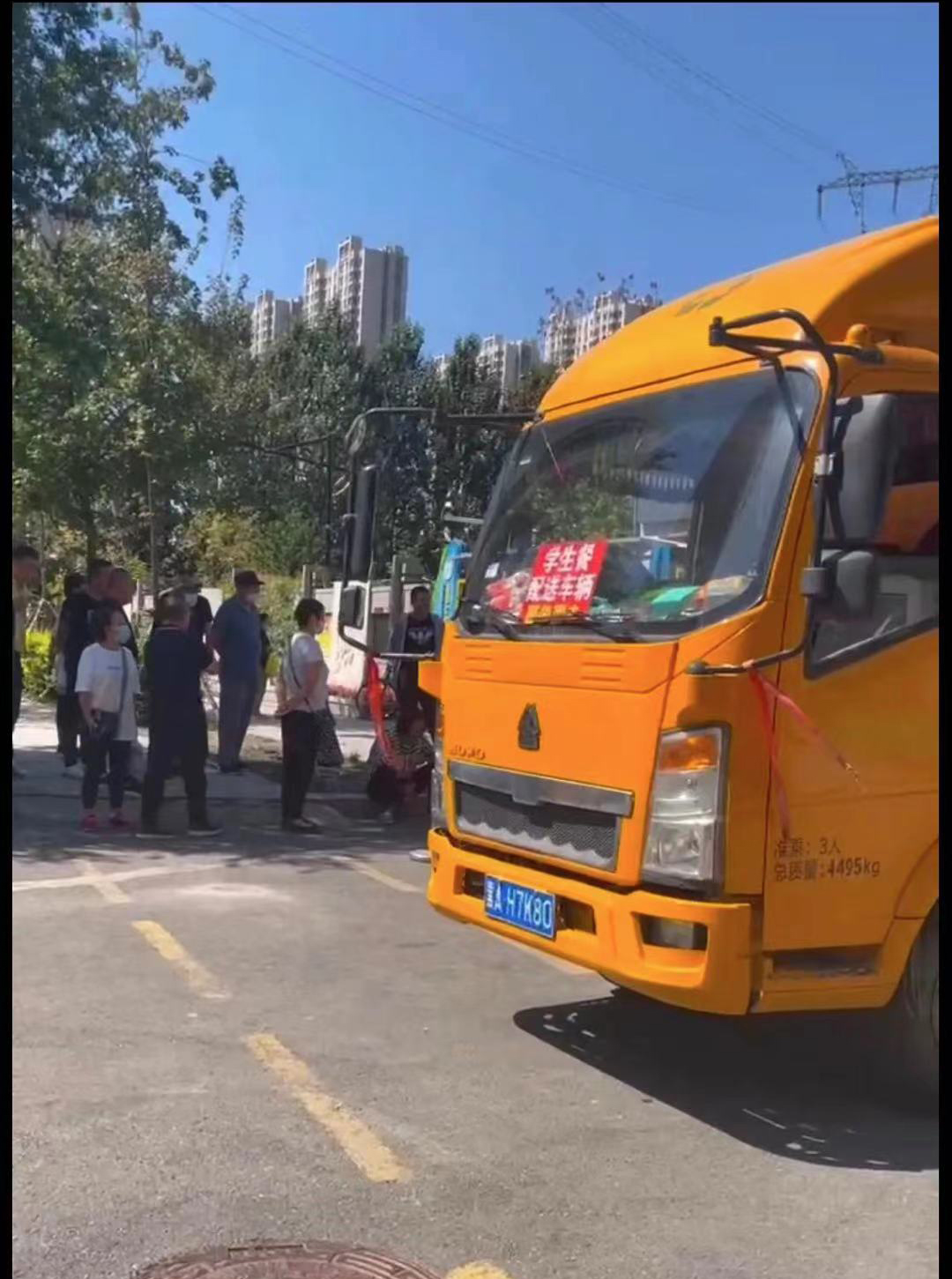 用废品回收车给学生送餐，黑龙江“佳明佳”被责令整改休闲区蓝鸢梦想 - Www.slyday.coM