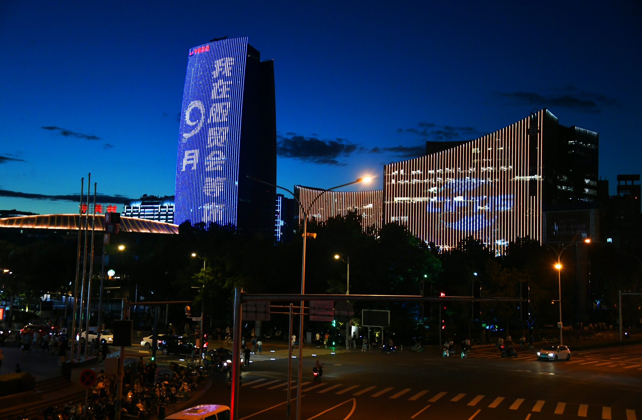 2021年8月1日在北京市海淀区中关村大街拍摄的服贸会户外灯光展示.