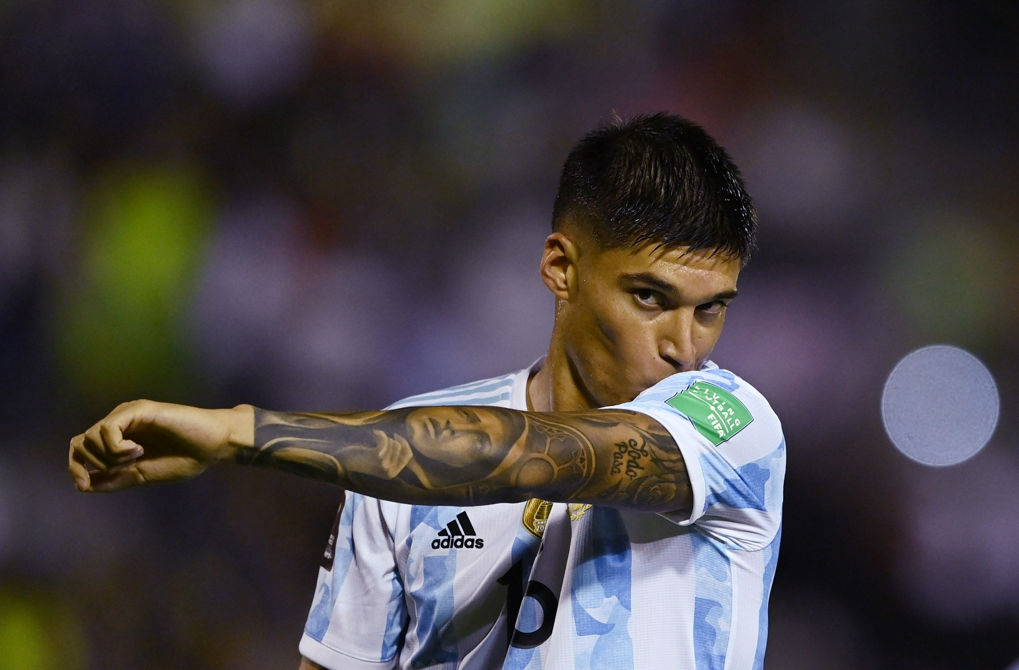 足球——世预赛:阿根廷胜委内瑞拉