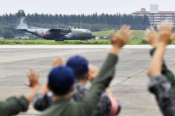 当地时间2021年8月24日，日本埼玉县，日本派遣航空自卫队C-130运输机前往阿富汗喀布尔撤侨。人民视觉  图