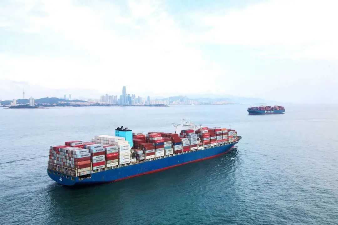 山东青岛胶州湾,一艘外贸集装箱货轮在航道上行驶.(中新社资料图片)