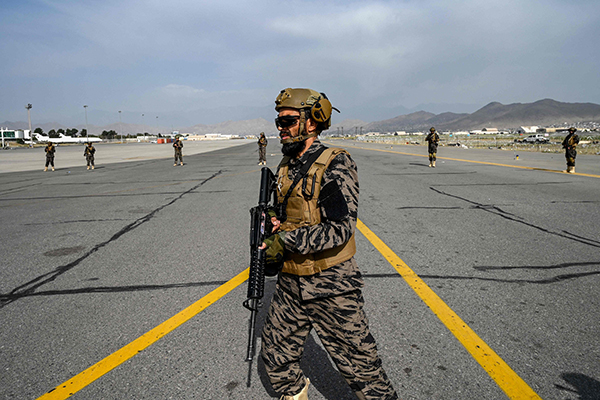 当地时间2021年8月31日，阿富汗喀布尔，美军撤离后，塔利班成员接管哈米德·卡尔扎伊国际机场。人民视觉 图
