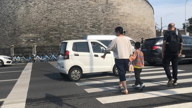 环岛斑马线为啥秩序乱 换位看看环岛礼让难在哪儿 司机 新浪财经 新浪网 环岛斑马线为啥秩序乱 换位看看环岛礼让难在哪儿 司机 新浪财经 新浪网