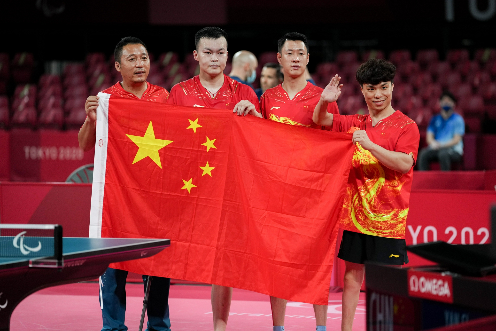 乒乓球中国队夺得男子团体67级金牌