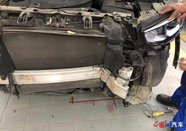 长安cs55发生严重碰撞安全气囊未爆开 4s店称没撞到点上