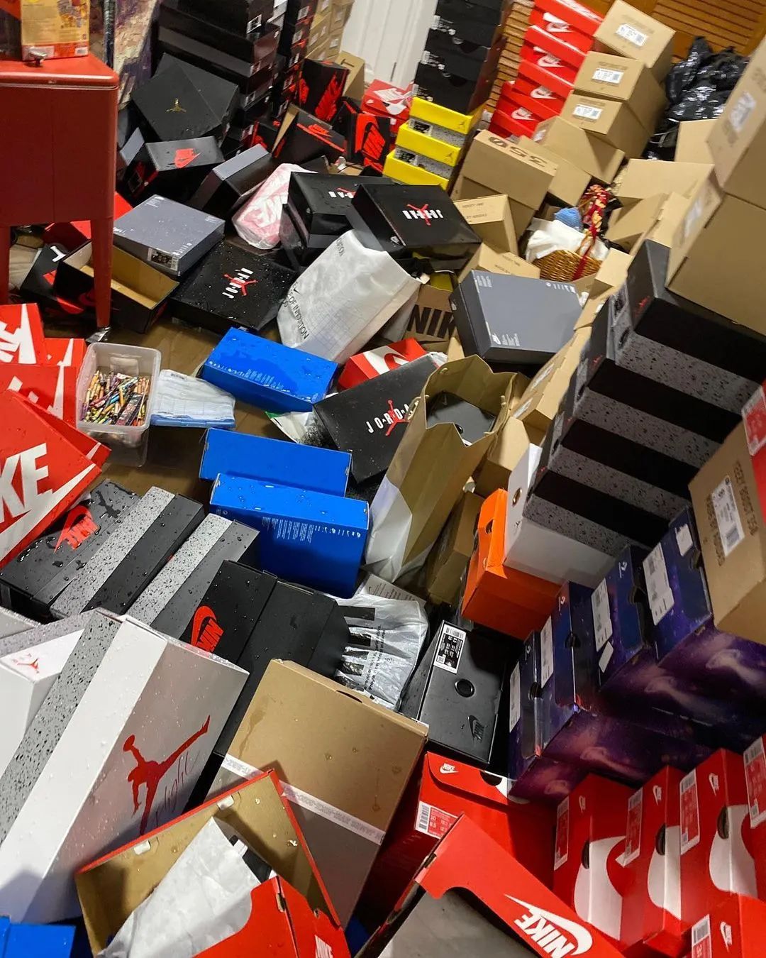 纽约大暴雨鞋仓被淹!地铁被倒灌,玩家"冒死救鞋"实况