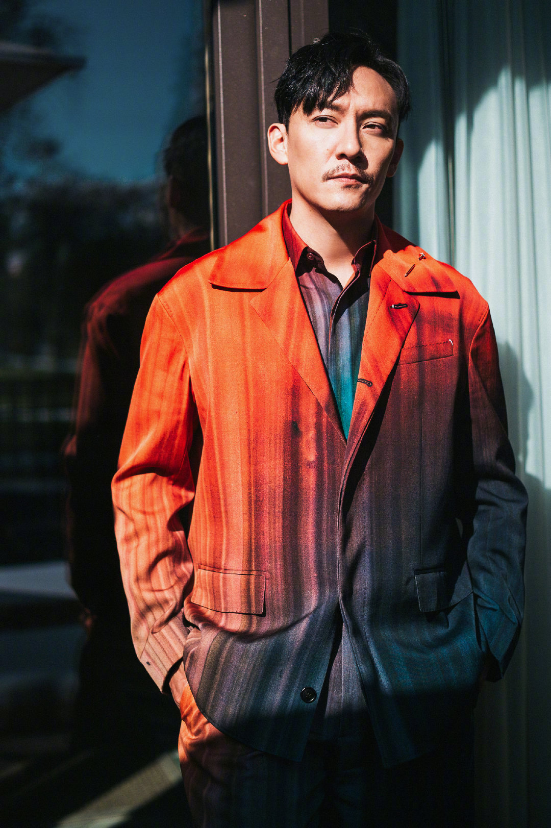 张震身穿渐变红西装搭配标志性八字胡 身材健硕帅气有型