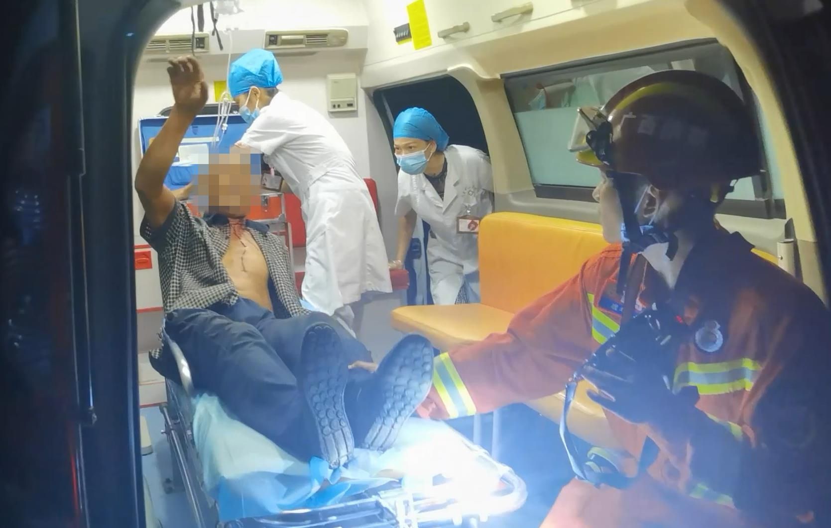 马山县：车辆坠入30米山崖致一人被困 消防紧急营救休闲区蓝鸢梦想 - Www.slyday.coM