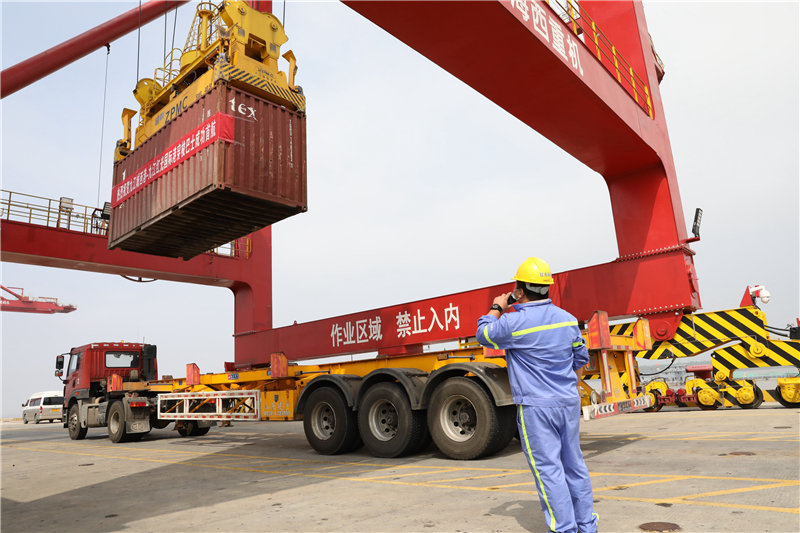 工作人员正在进行装卸搬运作业