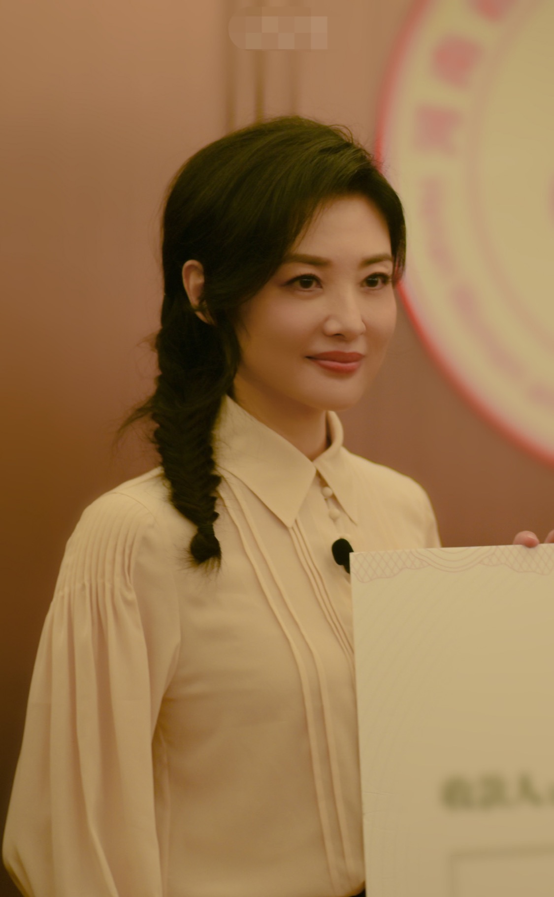 周涛被粉丝围观拍照,53岁素颜也真实,但气质好是央视最美主持!