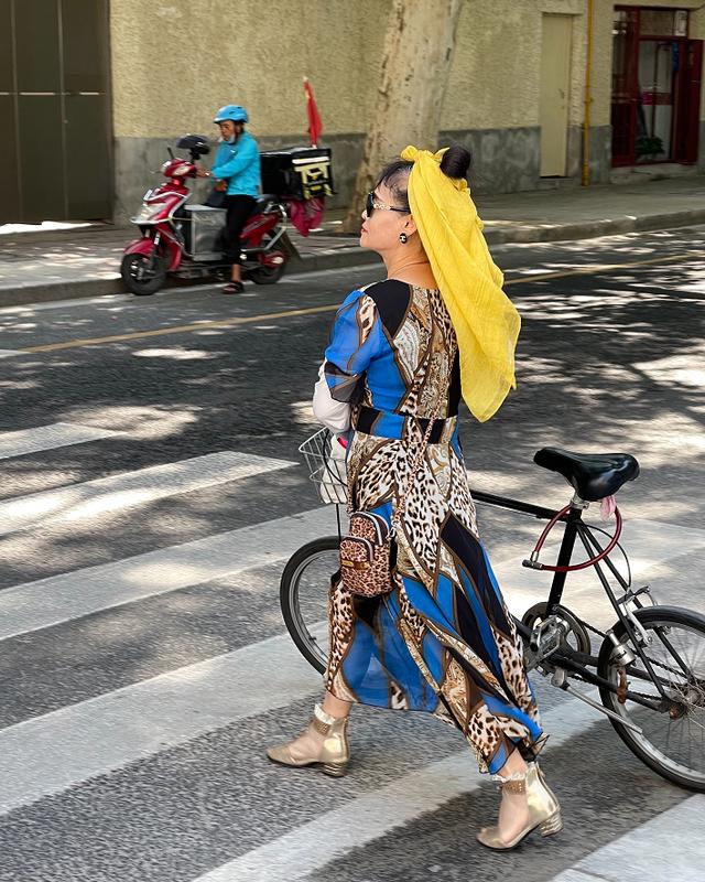上海阿婆的豹纹造型,引领"中国大妈"时装潮流,比年轻人还时髦|上海市