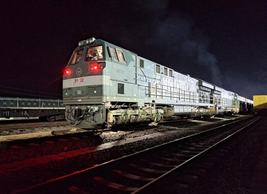 新疆乌将铁路新增二线准东至沙地段开通运营