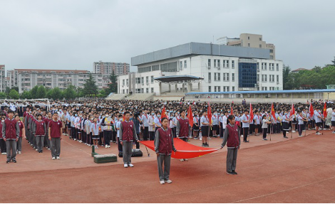 所获得的成绩给予肯定,向刚刚加入36中大家庭的新生们表示热烈的欢迎