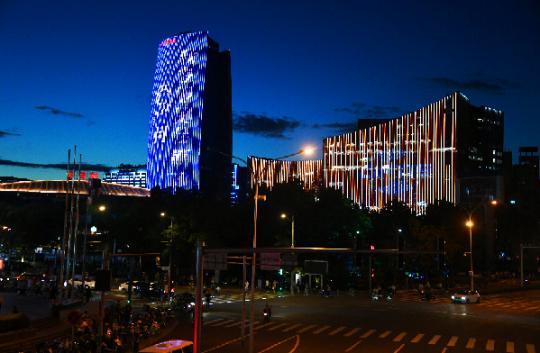 这是8月1日在北京市海淀区中关村大街拍摄的2021年服贸会户外灯光展示。新华社记者 任超 摄