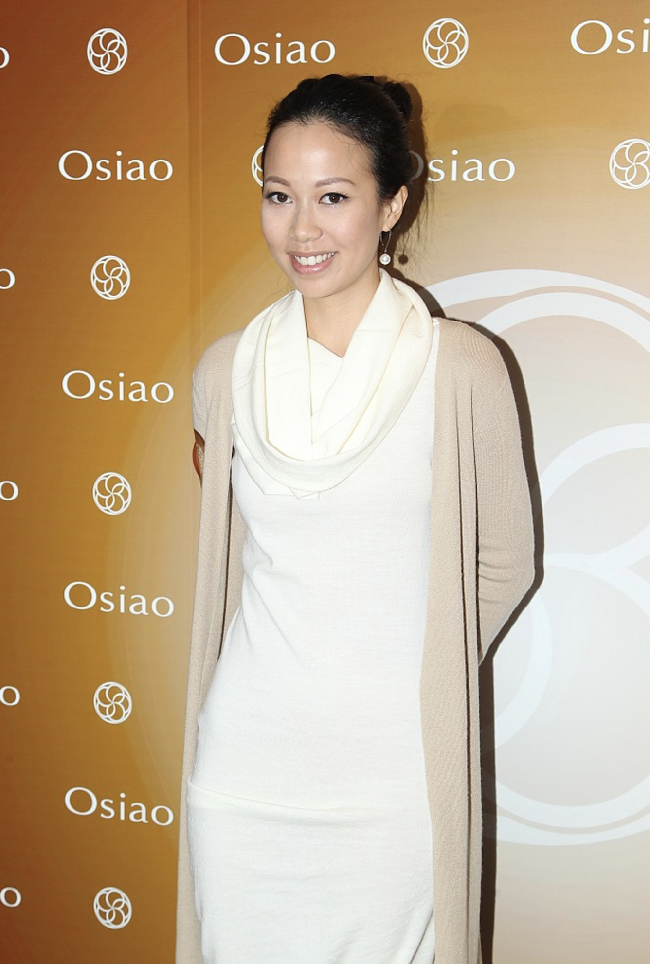 回头来说邢嘉倩,年仅33岁的她已经是人生赢家,虽然婚没结,似乎也没有