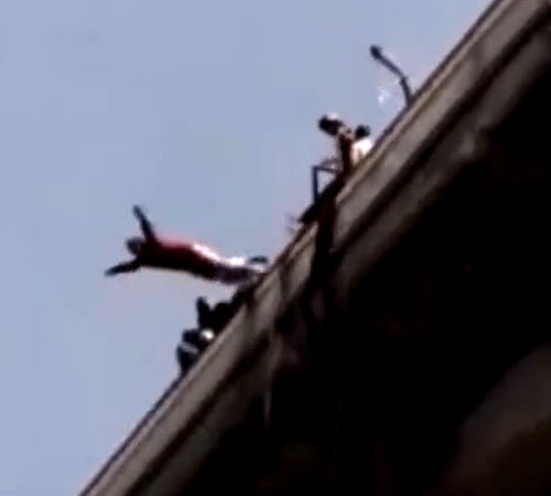 女子害怕蹦极,结果教练做示范忘记系安全绳,结果下一秒尴尬了休闲区蓝鸢梦想 - Www.slyday.coM 女子害怕蹦极,结果教练做示范忘记系安全绳,结果下一秒尴尬了休闲区蓝鸢梦想 - Www.slyday.coM