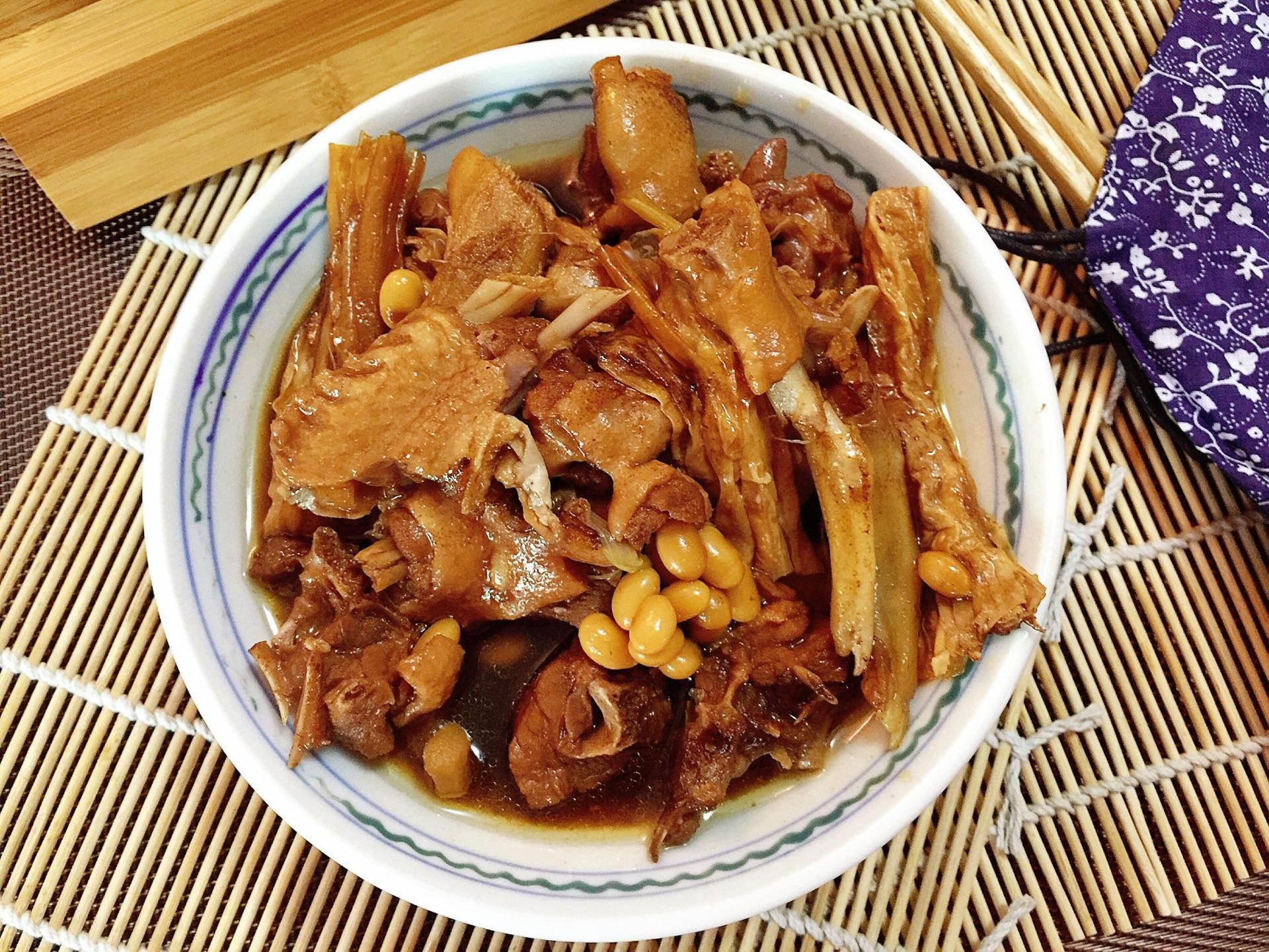 美味的咸鸭腿炖黄豆