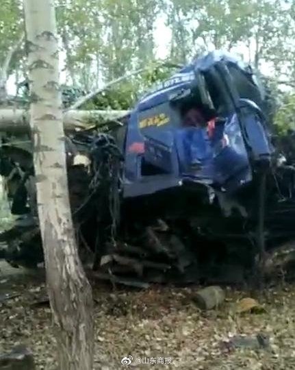 黑龙江车祸致15死1伤 ，附近村民透露，黑龙江车祸遇难者都是坐拖拉机去采摘万寿菊的休闲区蓝鸢梦想 - Www.slyday.coM