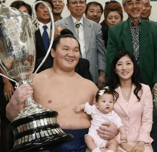 史诗级相扑手身价过亿,娶90斤年轻娇妻,去世后,留下千万遗产|亚伯勒