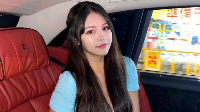 周星驰和ukei张晓琪的事件只是一个小插曲,虽然恋情是假,但周星驰还是