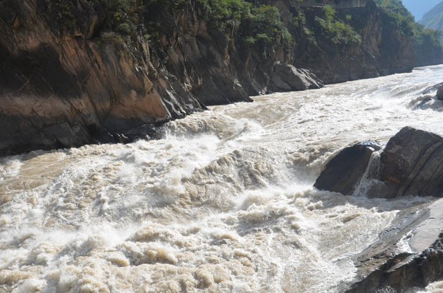 金沙江全长3481千米,落差3300多米,由于水流湍急,地势复杂,稍有不慎