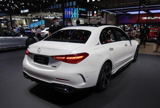 全新奔驰c级亮相成都车展搭15t48v动力系统售32523692万