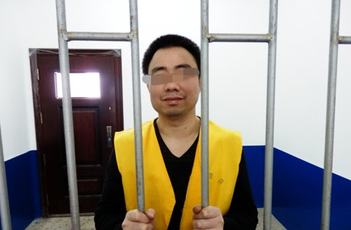 认真说起来,曾爱云与陈华章读大学那会虽然同班,但关系算不上多密切