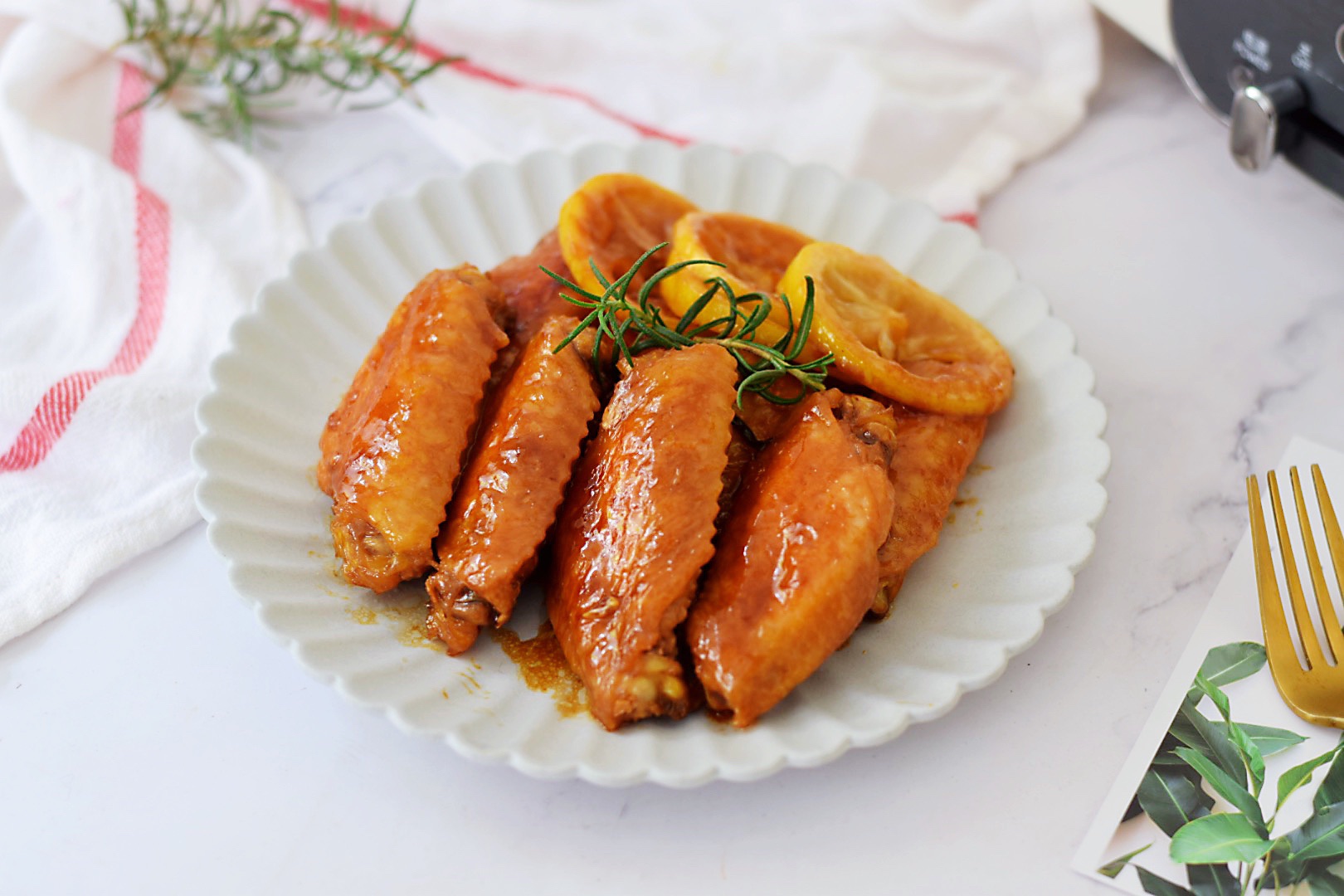 肉质鲜美的柠檬鸡翅,加入柠檬汁,好吃又健康|鸡翅|柠檬|柠檬汁_新浪