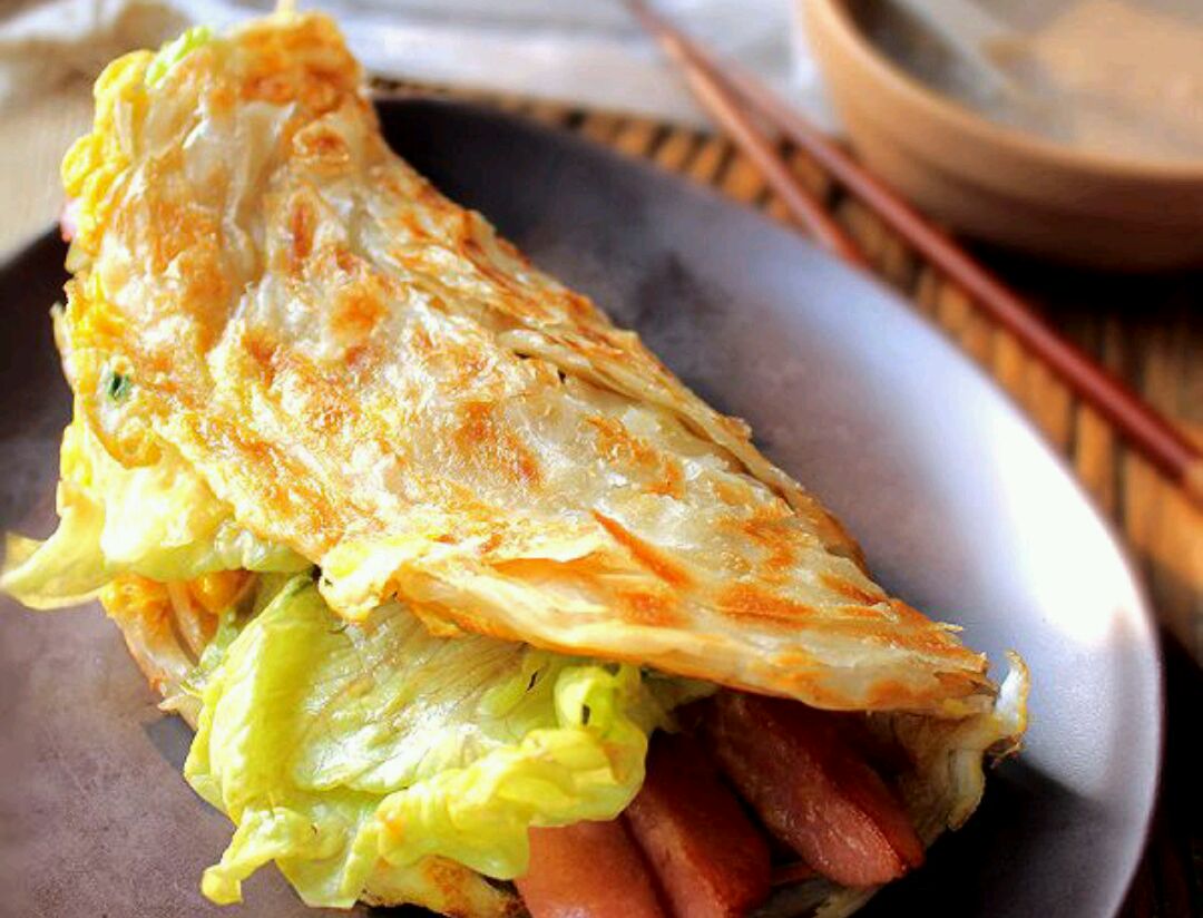 早餐营养要丰富鸡蛋手抓饼脆嫩爽口鲜香美味营养均衡