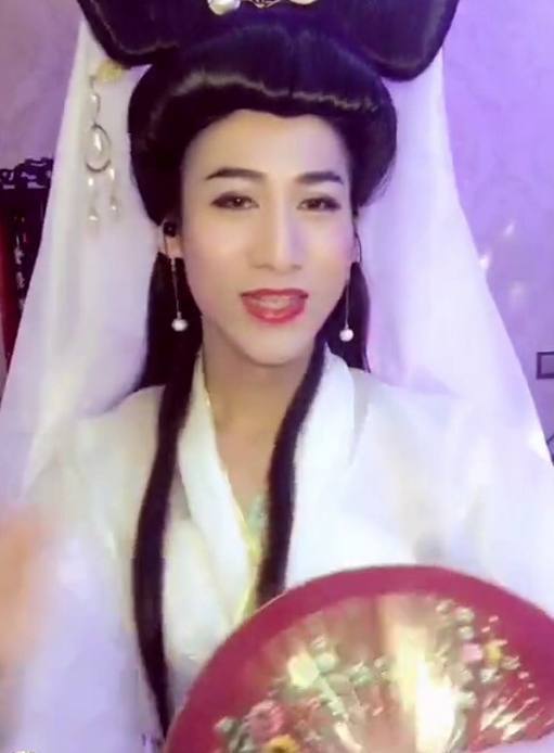 小伙男扮女装化妆成白娘子一个动作太像了