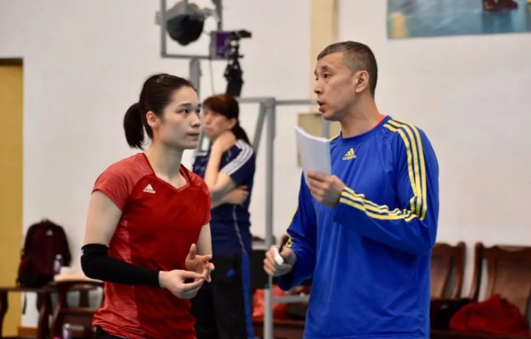 继郎平卸任后！又1中国女排教练官宣离开！剩下安家杰志在主帅？休闲区蓝鸢梦想 - Www.slyday.coM