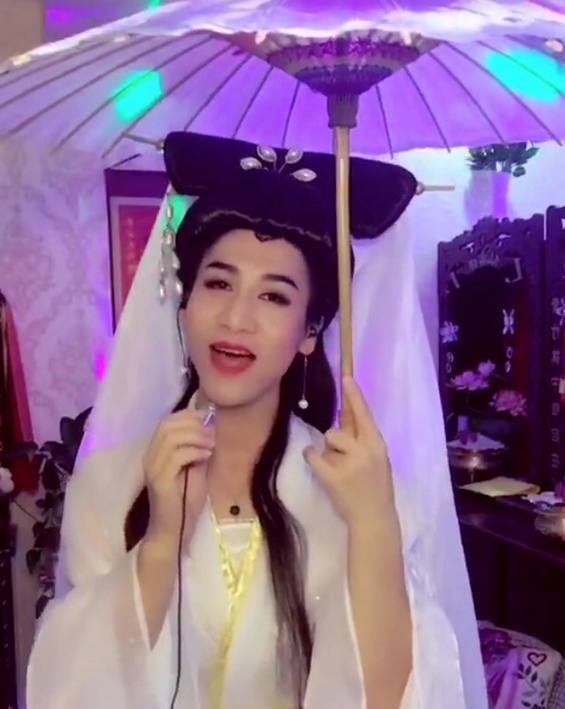 小伙男扮女装化妆成白娘子一个动作太像了
