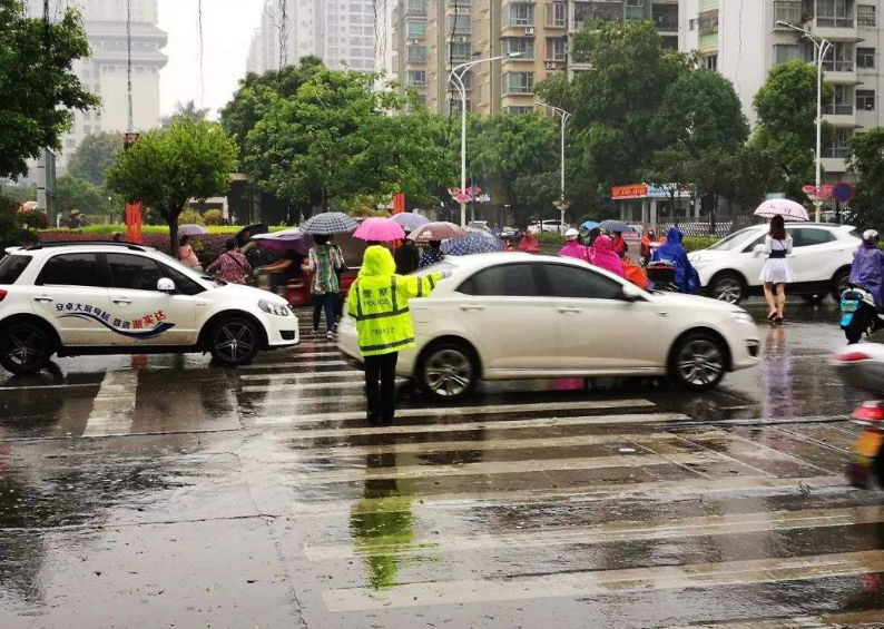 为何下雨天打车更难出租车都去哪儿了司机说出实情