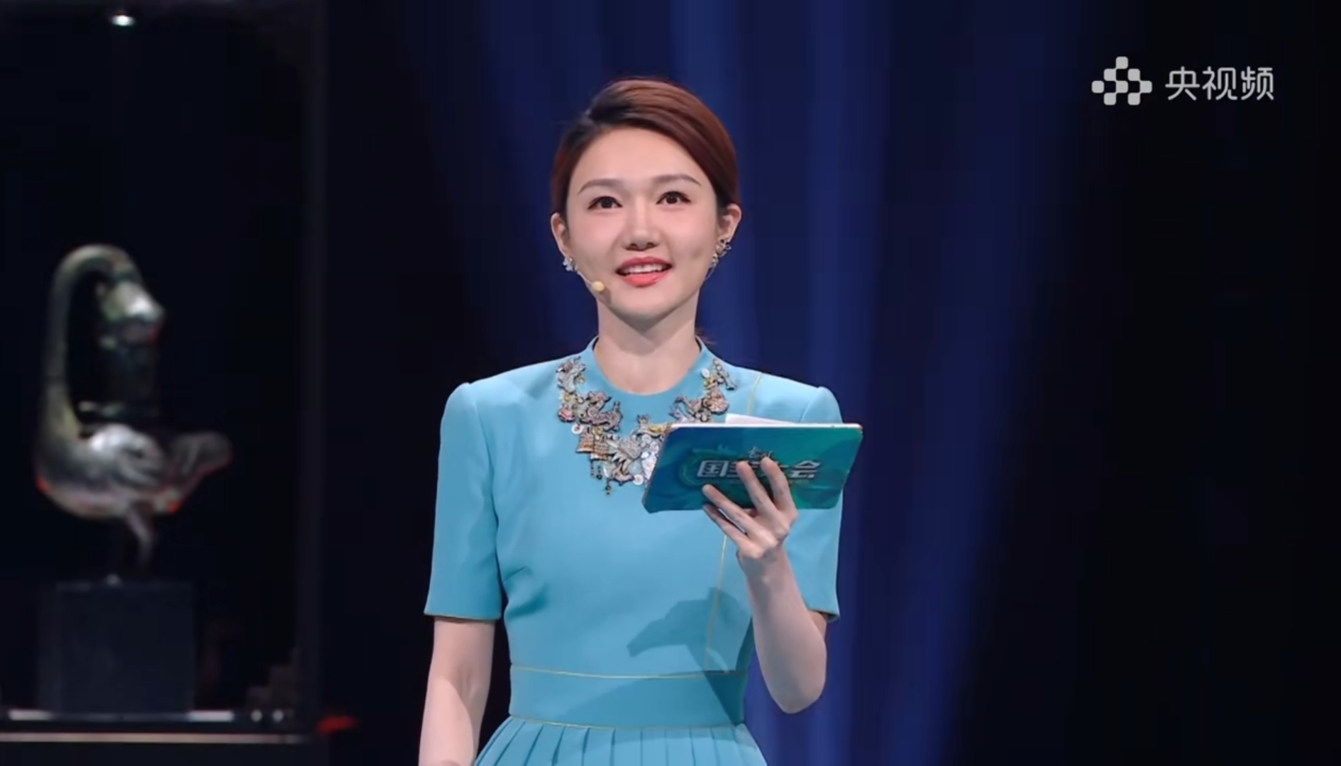 龙洋再挑央视"大会"主持重任,与谢颖颖两代当家花旦同框比美