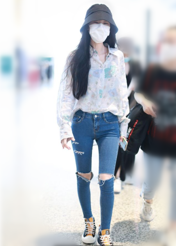 张碧晨也太瘦了吧这么紧的牛仔裤都塞得下牙签腿真吸睛