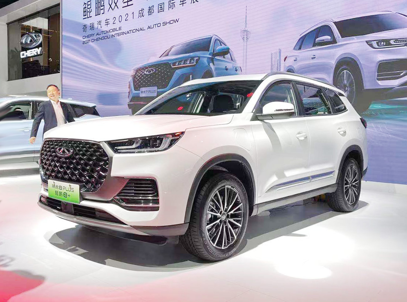 和目前的普通纯燃油版瑞虎8plus相比,这辆最新的插电混动版车型在外观